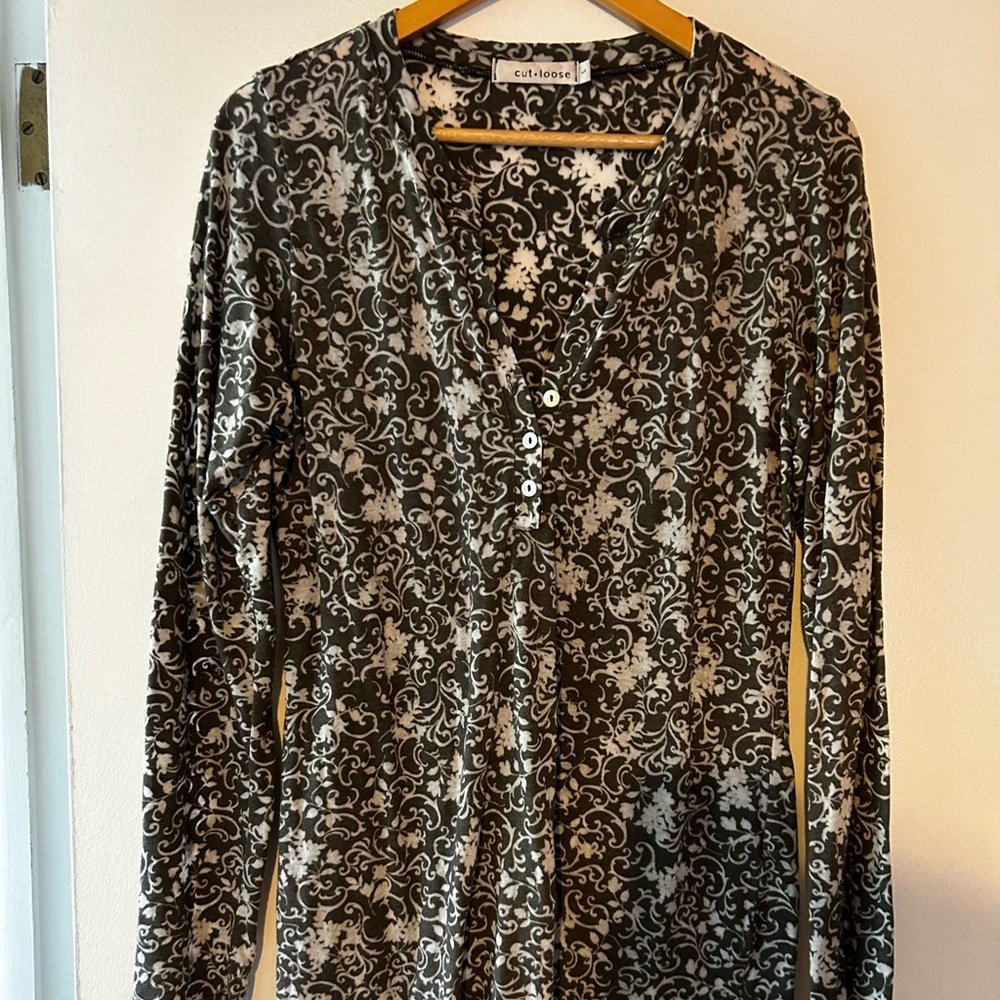 Gray and white pattern long sleeve tee